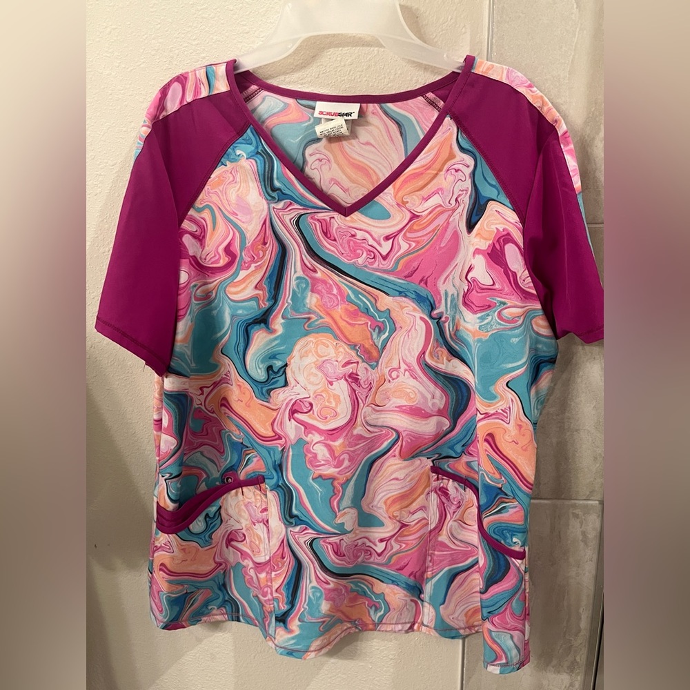 Scrub star marble print pink top